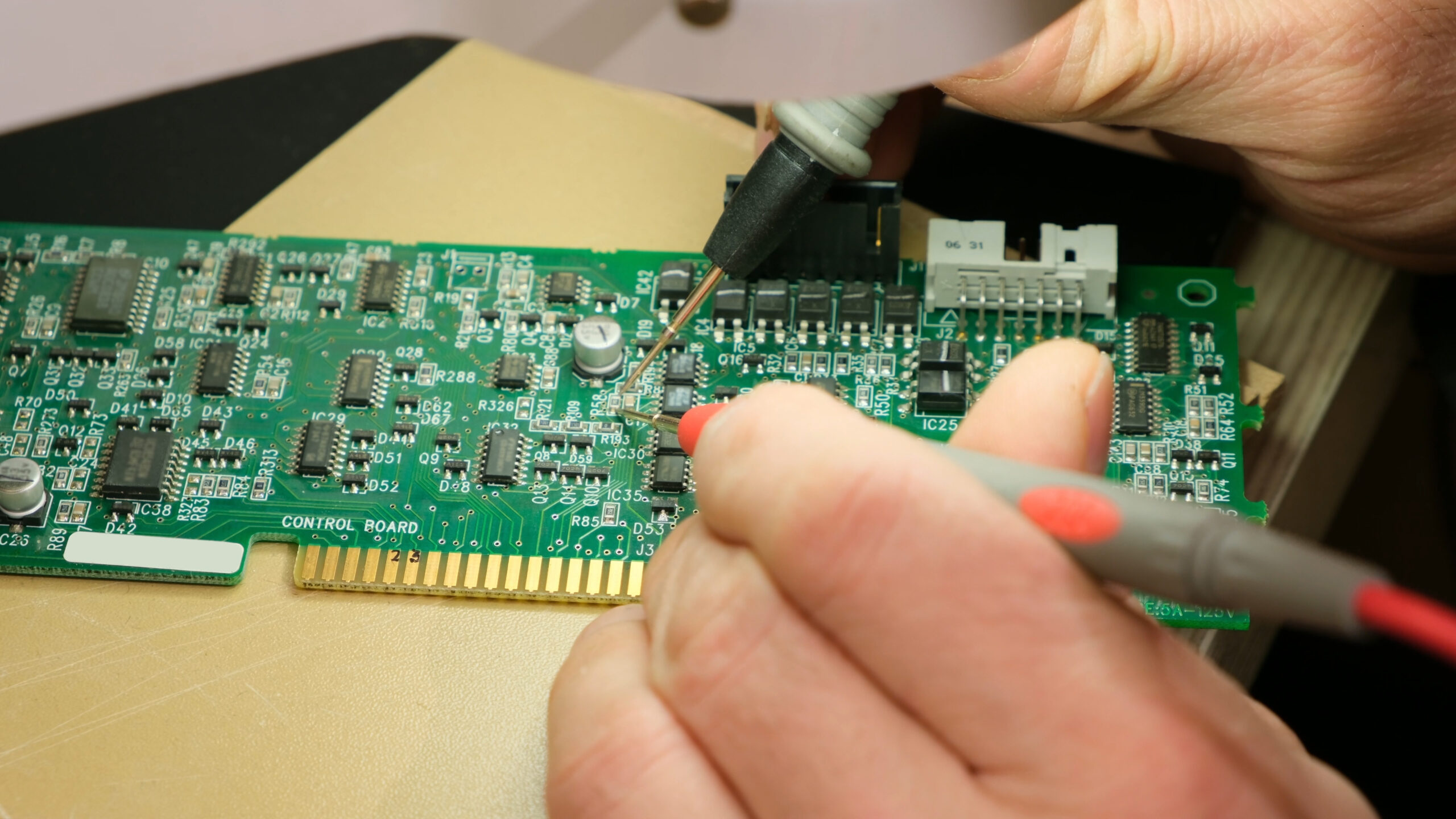 Präzise Platinenbestückung bei Silinsch Elektrotechnik GmbH – modernste Technologie für elektronische Bauteile.